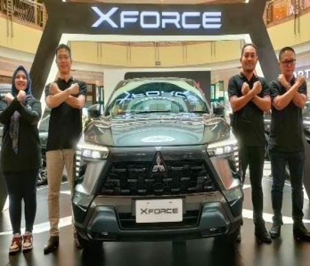 Mitsubishi Xforce kini telah menyapa warga Pekanbaru, Provinsi Riau. Buruan kunjungi pameran Mitsubishi Auto Show, 21-24 September di Atrium Kampar mal Ska, Pekanbaru. Terlihat manajemen MMKSI dan diler Mitsubishi Pekanbaru, Provinsi Riau foto bersama usai me-launching Xforce. Foto budy